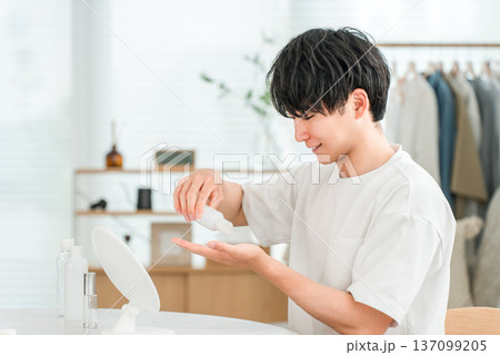 朝洗顔した後にスキンケア・化粧水・保湿・メイクする男性（化粧品・メンズコスメ） 137099205