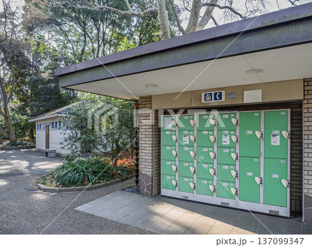 現金のみに対応した公園のコインロッカー 現金のみに対応した公園のコインロッカー 137099347