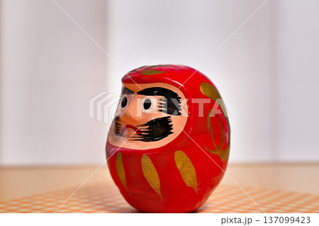 だるまの置物 137099423