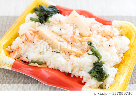 桜海老が入った美味しい筍おこわ 137099730