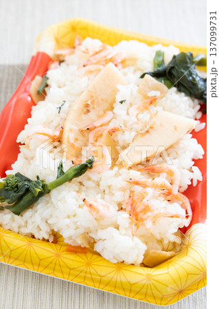 桜海老が入った美味しい筍おこわ 桜海老が入った美味しい筍おこわ 137099731