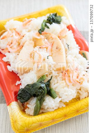 桜海老が入った美味しい筍おこわ 137099732