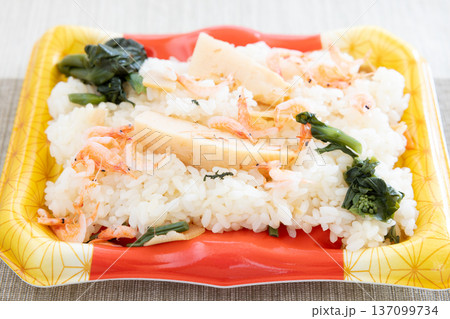 桜海老が入った美味しい筍おこわ 137099734