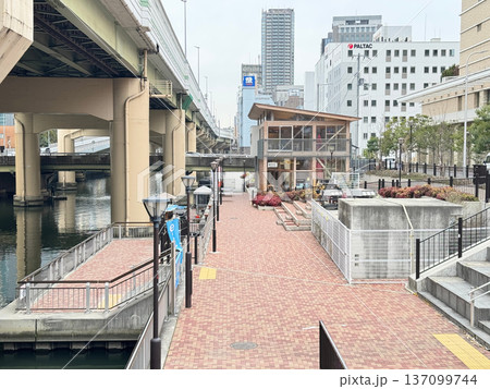本町橋船着場（左）とβ本町橋（右奥）（大阪市中央区本町橋） 137099744