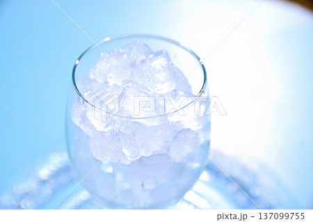 氷を入れたグラス 氷を入れたグラス 137099755