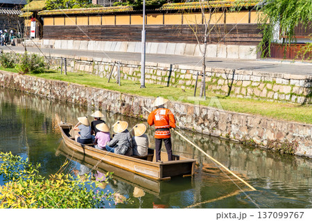 くらしき川舟流し　倉敷美観地区観光（物資の川舟でにぎわった倉敷川と白壁の町並み） 137099767