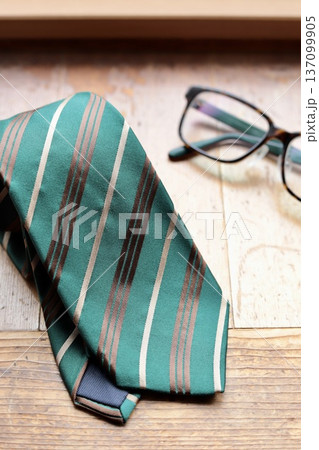 緑色ベースの英国式ストライプネクタイとメガネ　父の日イメージ 137099905