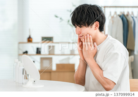 スキンケアで肌トラブルが解消,緩和して喜ぶ若いアジア人男性 スキンケアで肌トラブルが解消,緩和して喜ぶ若いアジア人男性 137099914
