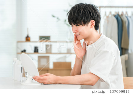 スキンケアで肌トラブルが解消,緩和して喜ぶ若いアジア人男性 スキンケアで肌トラブルが解消,緩和して喜ぶ若いアジア人男性 137099915
