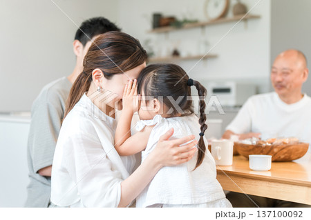 内緒話,こそこそ話を楽しそうにする親子,母娘(スキンシップ) 内緒話,こそこそ話を楽しそうにする親子,母娘(スキンシップ) 137100092