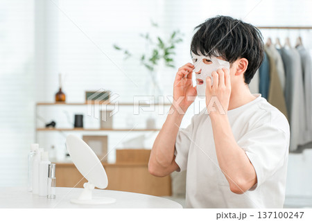 フェイスパックを使う若いアジア人男性（スキンケア,シートマスク） 137100247