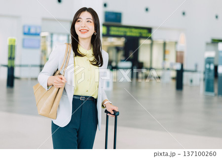 空港を歩くビジネスウーマン 「撮影協力:神戸空港(UKB)」 空港を歩くビジネスウーマン 「撮影協力:神戸空港(UKB)」 137100260