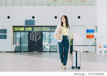 空港を歩くビジネスウーマン　「撮影協力：神戸空港（UKB）」 137100261