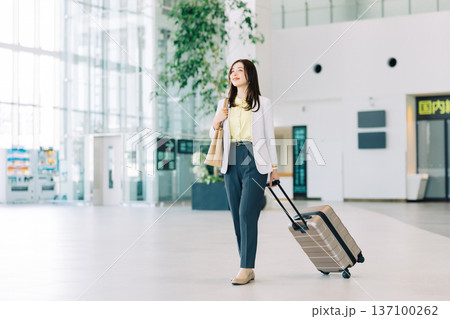 空港を歩くビジネスウーマン　「撮影協力：神戸空港（UKB）」 137100262