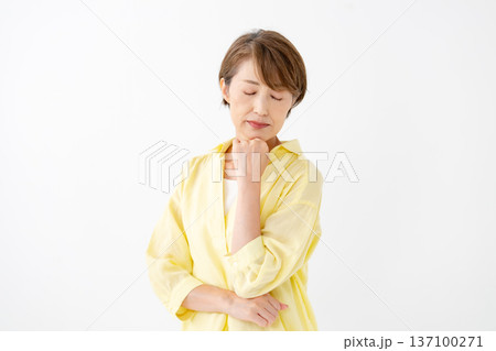 悩む女性 137100271