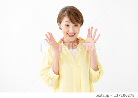 驚く女性 137100279