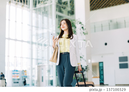 空港を歩くビジネスウーマン　「撮影協力：神戸空港（UKB）」 137100329