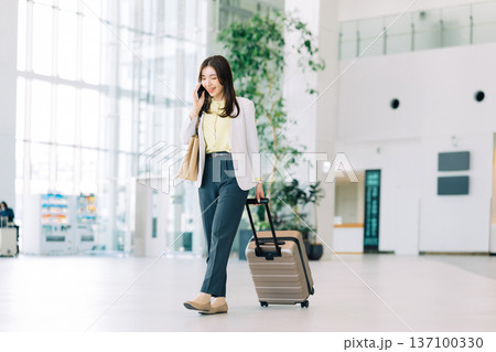 空港を歩くビジネスウーマン　「撮影協力：神戸空港（UKB）」 137100330