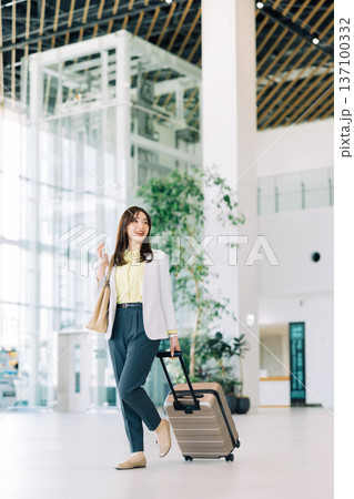 空港を歩くビジネスウーマン 「撮影協力:神戸空港(UKB)」 空港を歩くビジネスウーマン 「撮影協力:神戸空港(UKB)」 137100332