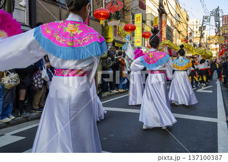 横浜中華街　関帝廟通り　春節祭　祝賀パレードの風景　 137100387