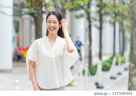 女性　カジュアル　初夏 137100391