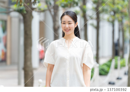 女性　カジュアル　初夏 137100392