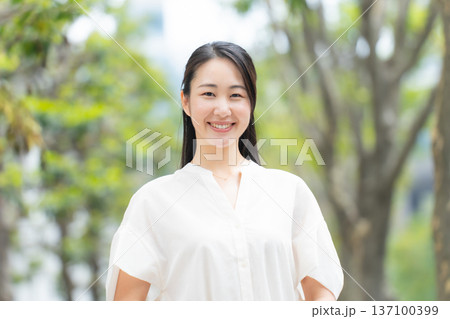 女性 カジュアル 初夏 女性 カジュアル 初夏 137100399