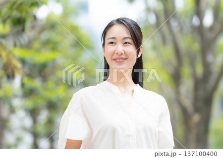 女性　カジュアル　初夏 137100400