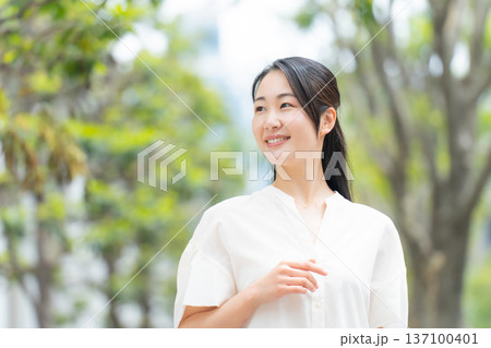 女性　カジュアル　初夏 137100401