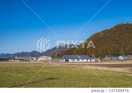 奥琵琶湖の田園風景　滋賀県長浜市永原 137100478