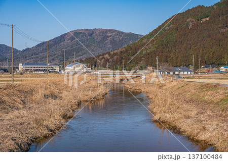 奥琵琶湖の田園風景 滋賀県長浜市永原 奥琵琶湖の田園風景 滋賀県長浜市永原 137100484