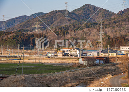 奥琵琶湖の田園風景 滋賀県長浜市永原 奥琵琶湖の田園風景 滋賀県長浜市永原 137100488