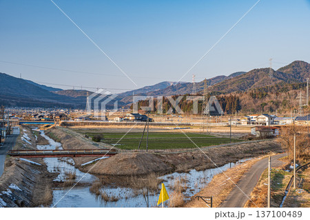 奥琵琶湖の田園風景　滋賀県長浜市永原 137100489