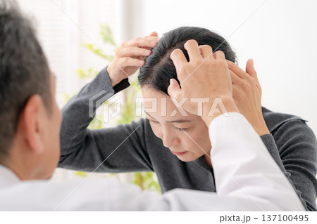 頭皮を気にする女性　FAGA 137100495