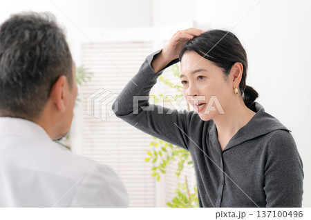 頭皮を気にする女性　FAGA 137100496