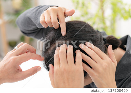 頭皮を気にする女性　FAGA 137100499