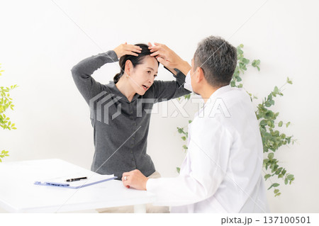 頭皮を気にする女性　FAGA 137100501