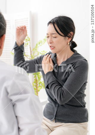 腕が上がらない女性　五十肩 137100504