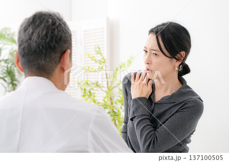 腕が上がらない女性　五十肩 137100505