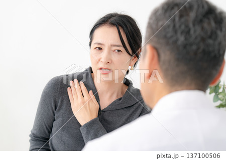 腕が上がらない女性 五十肩 腕が上がらない女性 五十肩 137100506