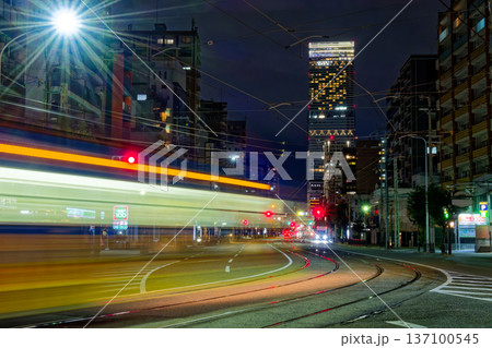 阪堺電車とあべのハルカスの夜景 阪堺電車とあべのハルカスの夜景 137100545