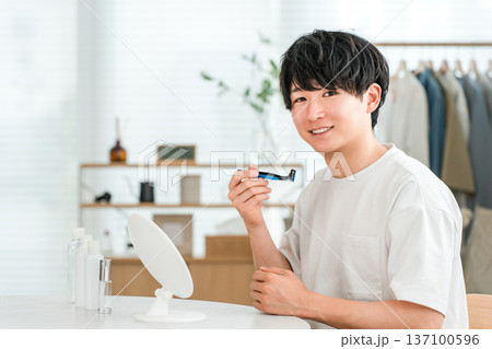 カミソリで髭剃りをする若いアジア人男性（シェービング） 137100596