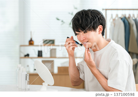 カミソリで髭剃りをする若いアジア人男性(シェービング) カミソリで髭剃りをする若いアジア人男性(シェービング) 137100598