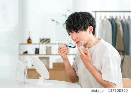 カミソリ負けで痛がる髭剃りをする男性（敏感肌,シェービング） 137100599