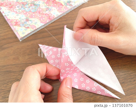 テーブルで折り紙を折る日本人女性の手元 テーブルで折り紙を折る日本人女性の手元 137101070