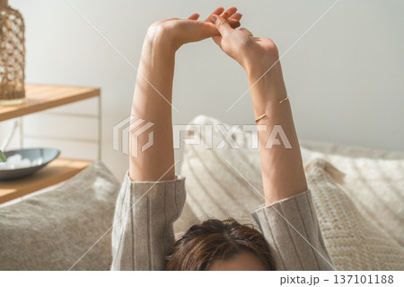 窓辺でストレッチをする女性の手元 窓辺でストレッチをする女性の手元 137101188