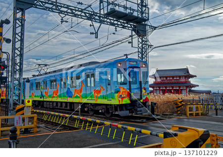 冬の平城宮跡・朱雀門と近鉄電車 冬の平城宮跡・朱雀門と近鉄電車 137101229