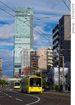 あべのハルカスと阪堺電車 137101259