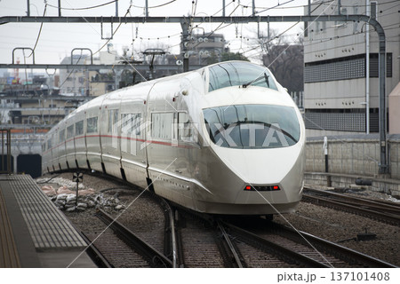 小田急線梅ヶ丘駅を通過するロマンスカー 小田急線梅ヶ丘駅を通過するロマンスカー 137101408