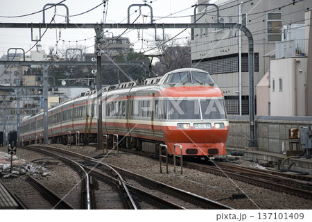 小田急線梅ヶ丘駅を通過するロマンスカー 137101409
